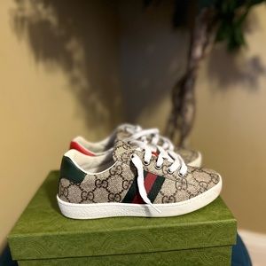Unisex Gucci tennis shoes size kids 29